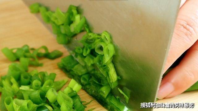 葱花|早餐不用出去买,一碗面粉加2鸡蛋,营养丰富味道好,2分钟出锅