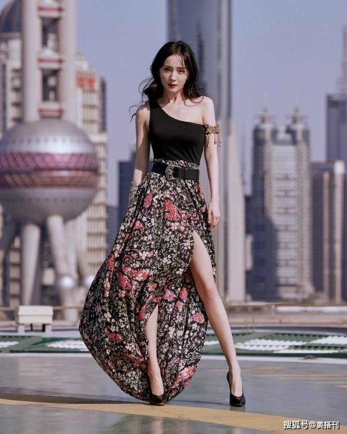 黑色 你可以永远相信杨幂的生图，穿开叉印花裙，美艳型姐姐好久没见了