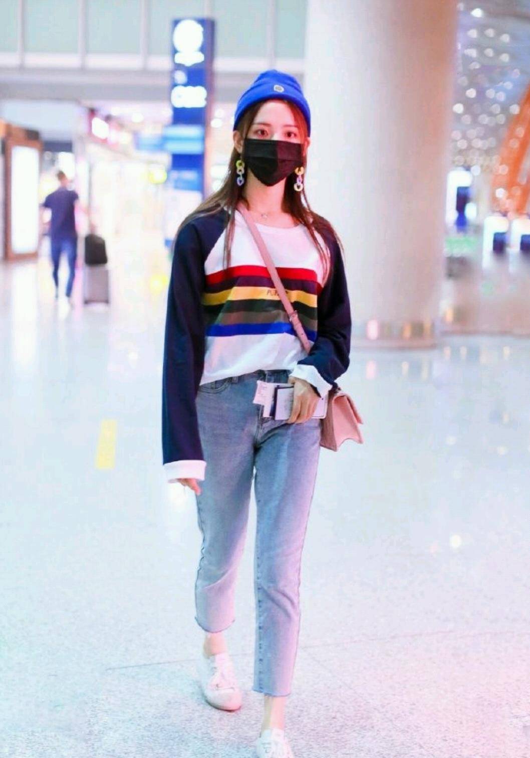 黑色 杨超越晒机杨照，满脸胶原蛋白，穿普通的连帽卫衣也难掩少女气质