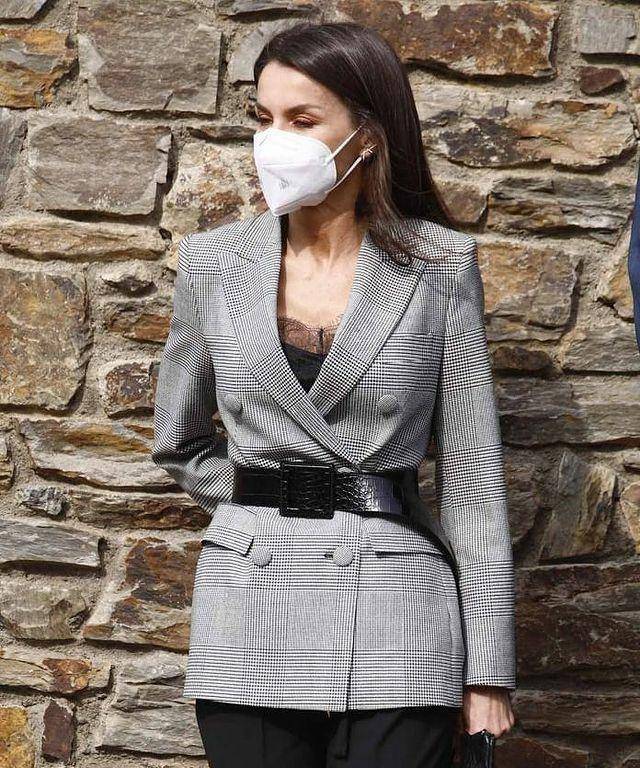 经典 真正大气的女人，穿西装不会配衬衫，太刻板！看西班牙王后就知道