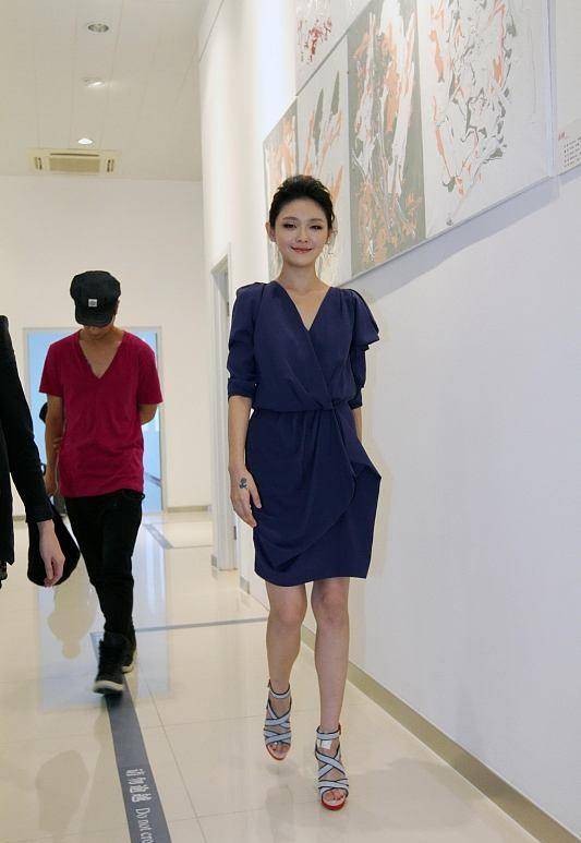 服装 女人生了孩子变化大，大S和佘诗曼坐一起，穿的休闲气质相差大