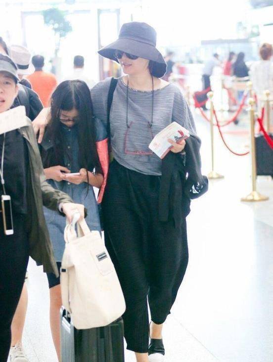 大婶 徐帆带养女走机场,穿棉麻衫配低档裤,穿出了大婶们想要的年轻感