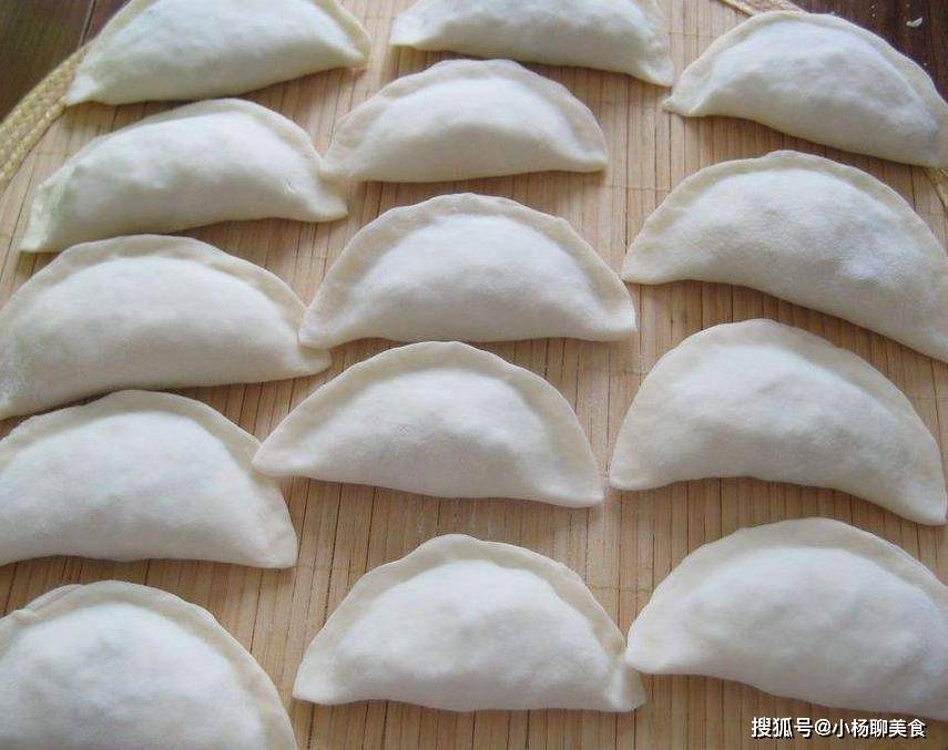 盒子|韭菜盒子这样做，不和面不揉面，早起5分钟全家早餐都搞定