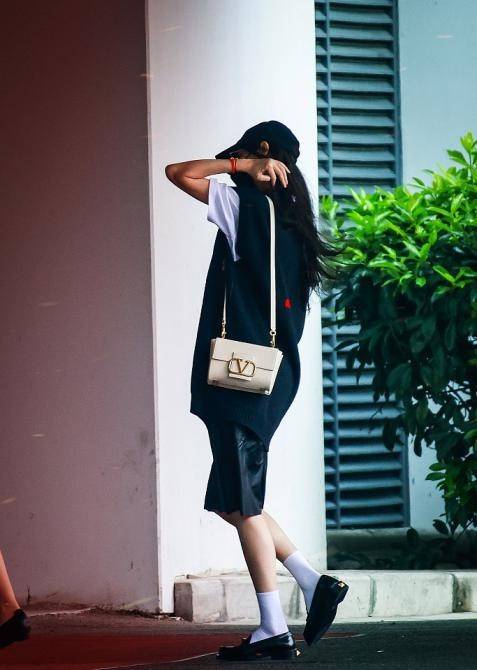 身材 唐嫣仗着模特身材乱穿衣,长款背心搭“死亡”中裤,一般人不敢试