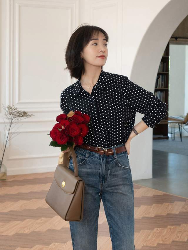 显得 “上班”穿什么衬衫好看？波点衬衫、蓝色衬衫搭配指南，高级洋气