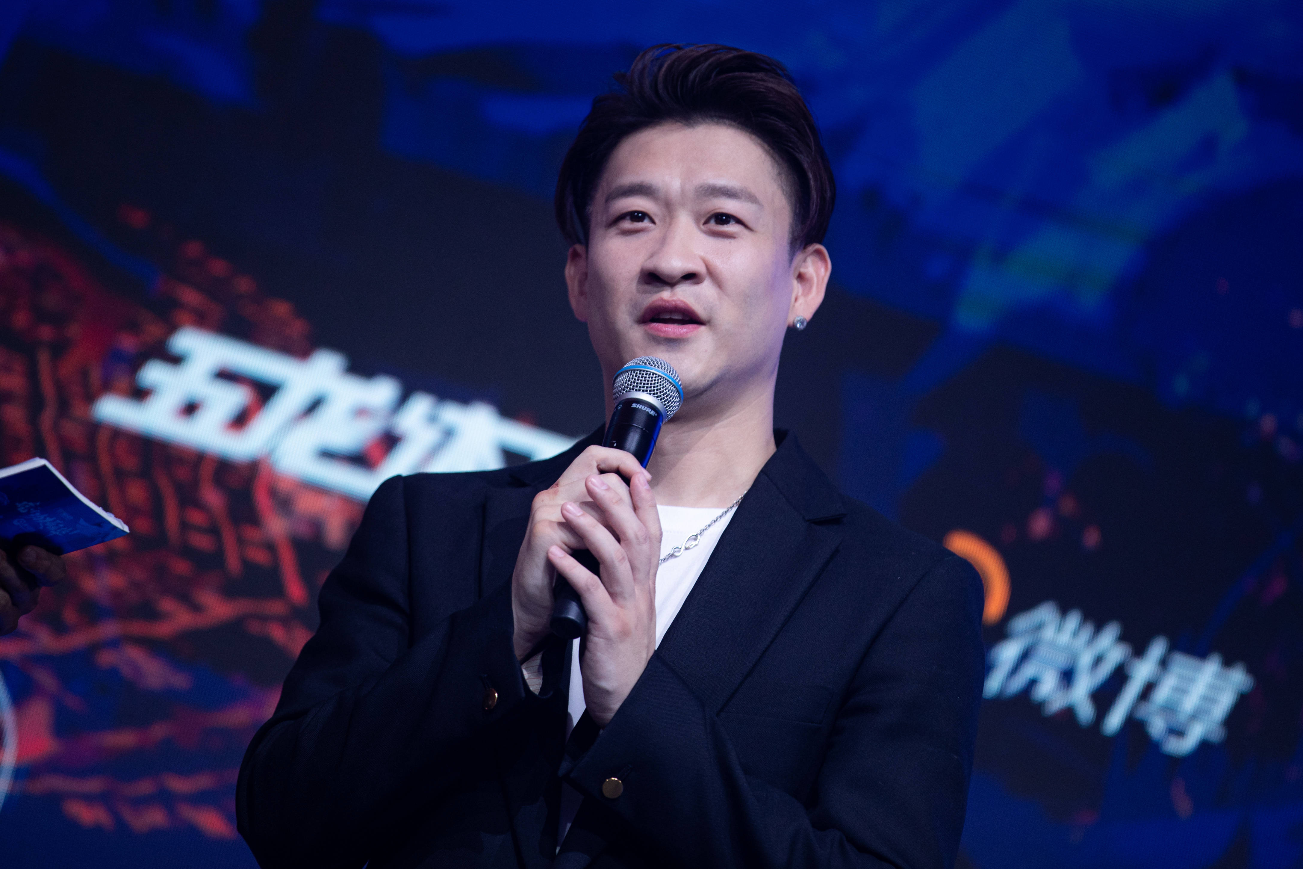 肌肉男引吭高歌,曹云金戴钻石耳钉,隔空喊话向佐,喊了个寂寞?