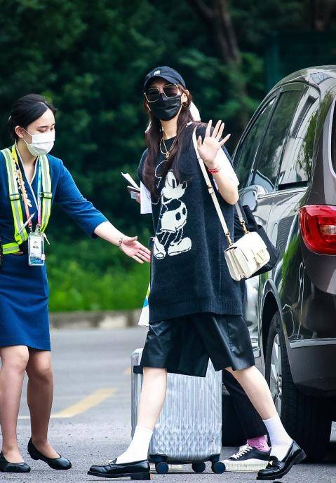 身材 唐嫣仗着模特身材乱穿衣,长款背心搭“死亡”中裤,一般人不敢试