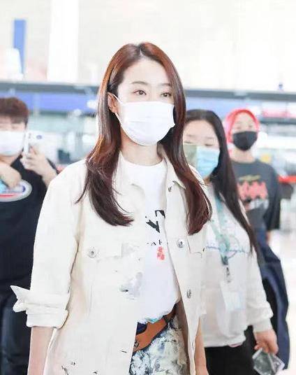 张小斐 张小斐人气也太旺，身穿墨染长裤亮相机场，飒爽休闲，被粉丝围观