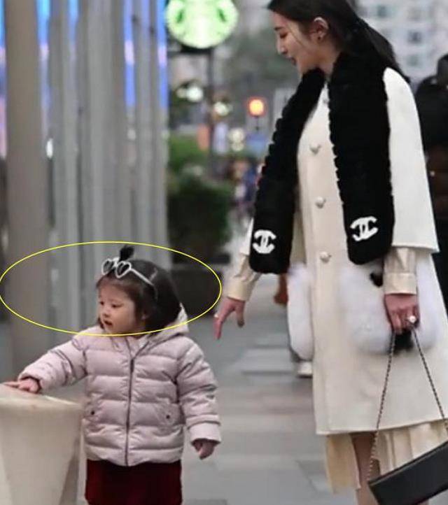 辣妈 高颜值辣妈带女儿逛街，穿搭太抢眼，网友：说是明星也不为过