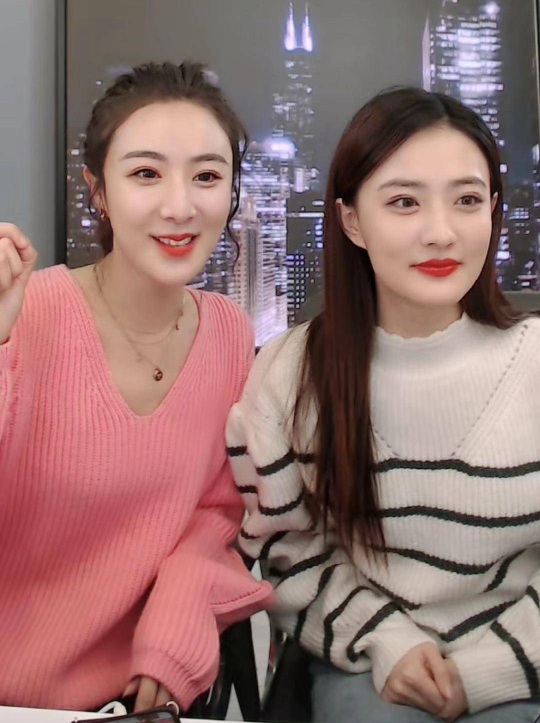 毛衣 网红和明星的差别也不大,薇娅和徐璐同穿毛衣,看不出谁是明星