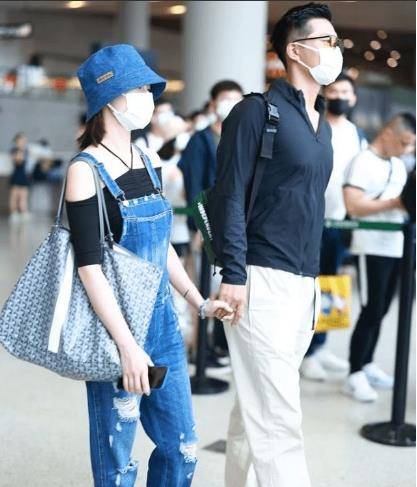 布鞋 何超莲窦骁手牵手出镜，男才女貌很登对，穿百元国货布鞋真低调