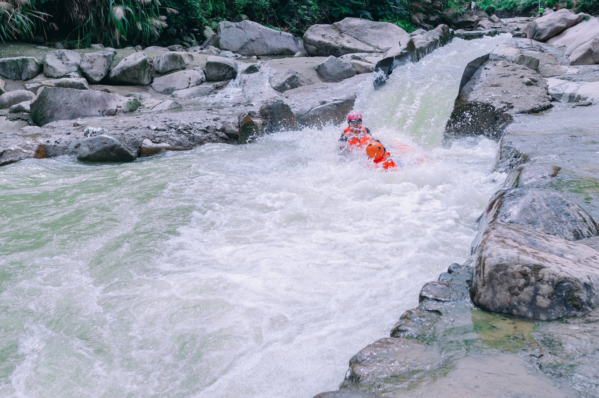 原创江浙沪最刺激的漂流就在桐庐全程长达10公里被誉为华东第一漂