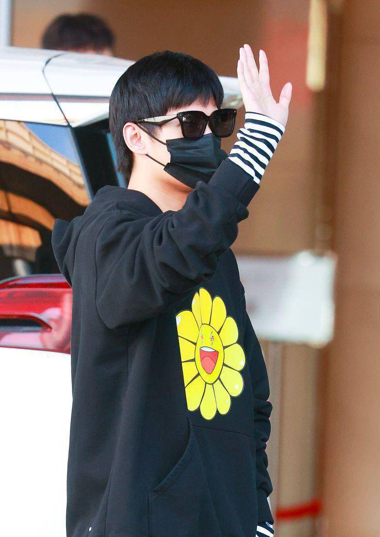 卫衣 杨洋的心态照旧年轻，卡通卫衣青春阳光太减龄，帅气又不乏可爱
