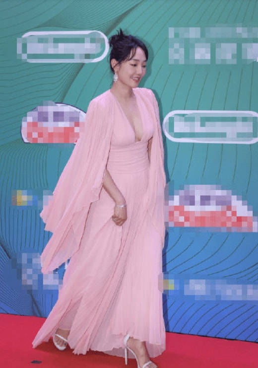 颜色 在街头拍到白百何,这才是现实中的妇女样,130斤身型胖的真实!