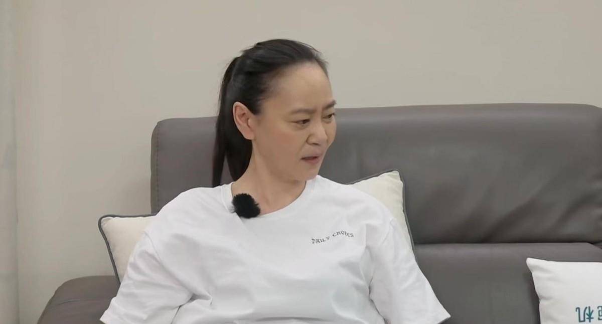 黑色 刘雪华独居生活让人羡慕，私下穿着朴素随性，但素颜状态暴露年龄