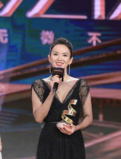 曲线 章子怡压轴出席红毯，状态好到不像42岁，鸽子蛋钻戒真抢眼