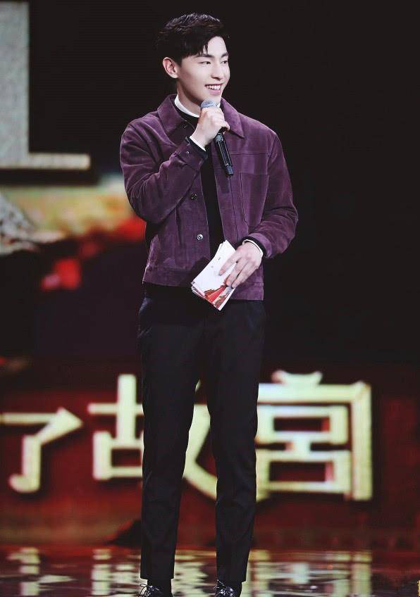 一身 邓伦着一身西装现身活动,新剧饰演北宋中医,女主不再是杨紫!