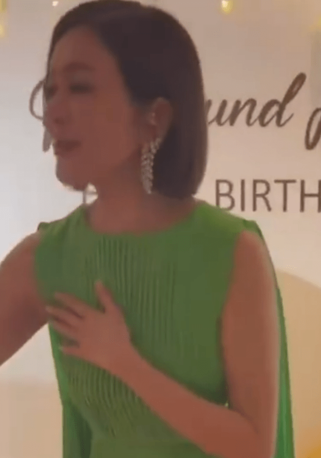 小姑娘 关之琳庆生会努力扮年轻，小姑娘都不敢尝试的绿裙子，她穿真减龄
