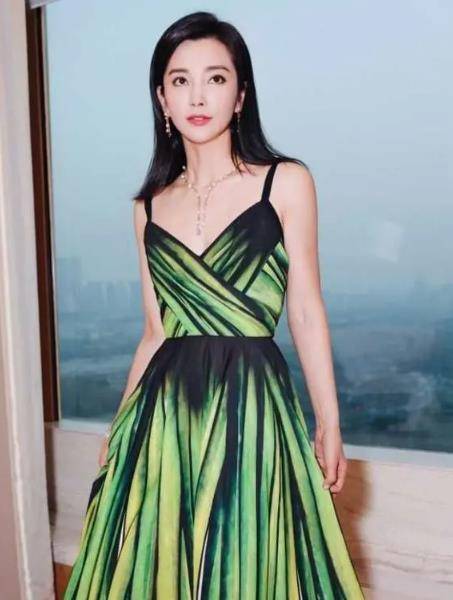 设计 李冰冰仗着大牌真敢穿，穿如此花哨的套装，一不小心就老了好几岁