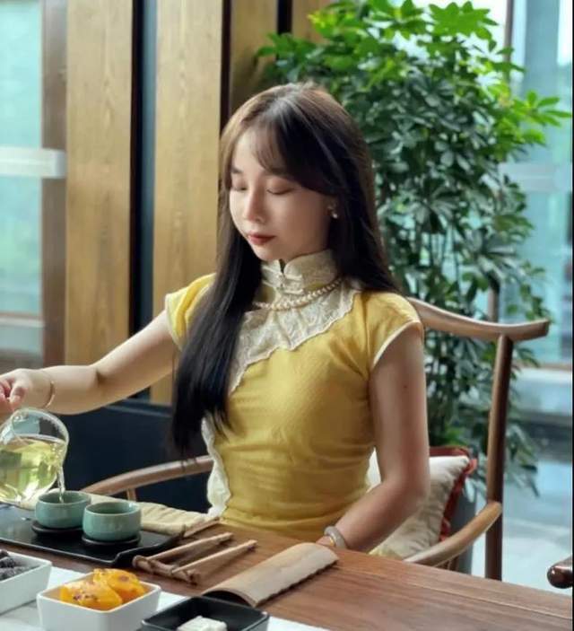 世俗 “佛媛”开山鼻祖:拜佛无香,拍照秀肩、露腿