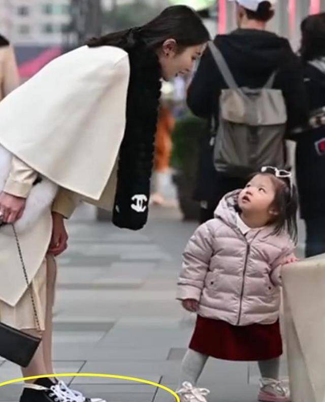 辣妈 高颜值辣妈带女儿逛街，穿搭太抢眼，网友：说是明星也不为过