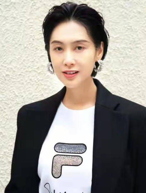 身材 小个子不一定穿裙子才好看，今年流行九分裤+靴子，显高还提气质