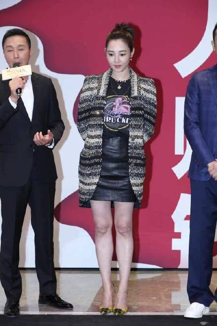 颜色 在街头拍到白百何,这才是现实中的妇女样,130斤身型胖的真实!