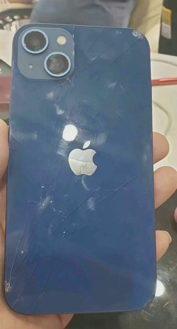 后盖|iPhone 13首摔如期而至，暴露致命问题：后盖沾指纹非常严重