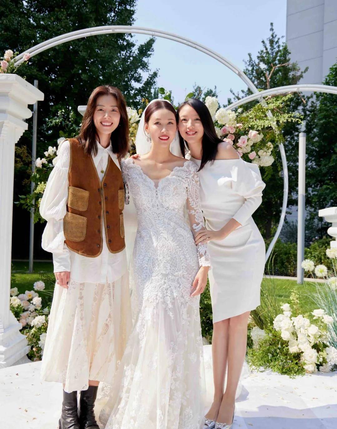 张梓琳 刘雯携张梓琳参加闺蜜婚礼，穿马甲配半身裙，超模同框似选美现场