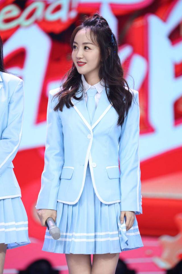 校服 杨蓉真有39岁了？穿一身天蓝色校服look俏甜美，嫩得跟19岁似的