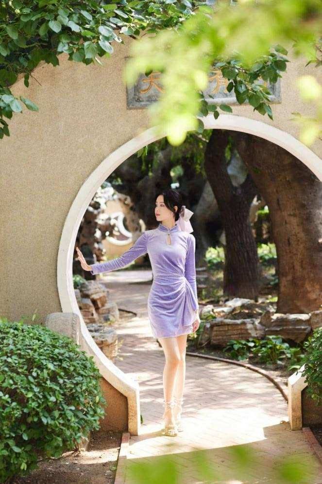 刘海 陈都灵的身材真不错，84斤穿旗袍依旧惊艳，换了刘海气质都变温柔