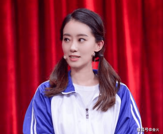 李焕英35岁张小斐湖边拍大片！穿高跟皮靴秀超长美腿，双腿盘坐在沙土上