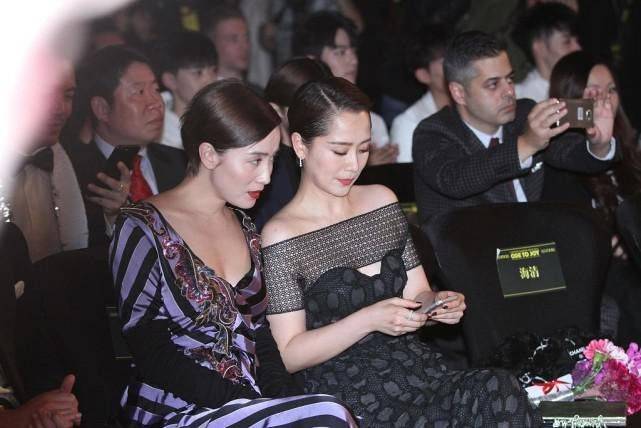 海清 海清宋佳真有成熟女人的美感，同穿裙装各显风韵，气场都挺足的