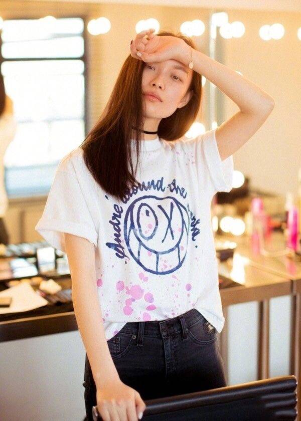 有度 倪妮是妥妥的“高级穿搭”典范，T恤配墨绿色短裤，清爽又高级