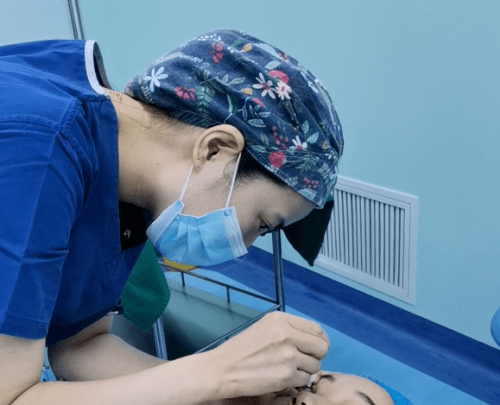 美容不开刀祛眼袋=内切去眼袋? 郑州欧华医疗美容整形柳燕医生细心科普