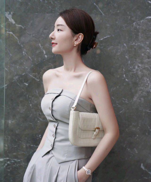 服装 爱美的女人没有年龄界限,只要会穿衣搭配,照样可以美得肆无忌惮