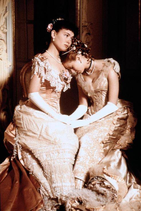 巴斯尔 欧洲古典服饰|这6部电影里有最好看的巴斯尔裙