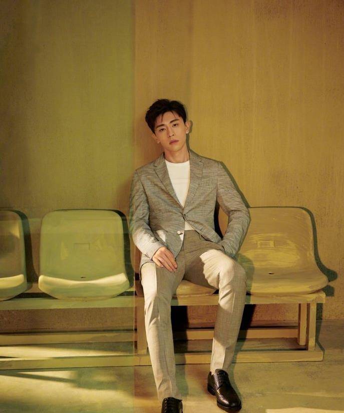 整体 邓伦丑帅？看了这组最新时尚大片后，你会发现他其实还是高冷帅