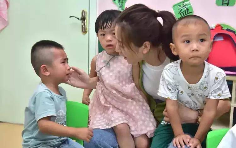 挫折|孩子进入幼儿园后，易遭遇3大“幼儿园困境”，解决办法在这