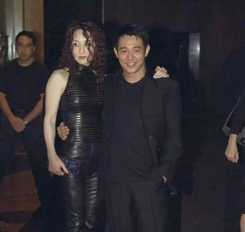 黑色 李连杰妻子奔六年纪风韵不减，一身黑也难掩曲线美，天生美挡不住