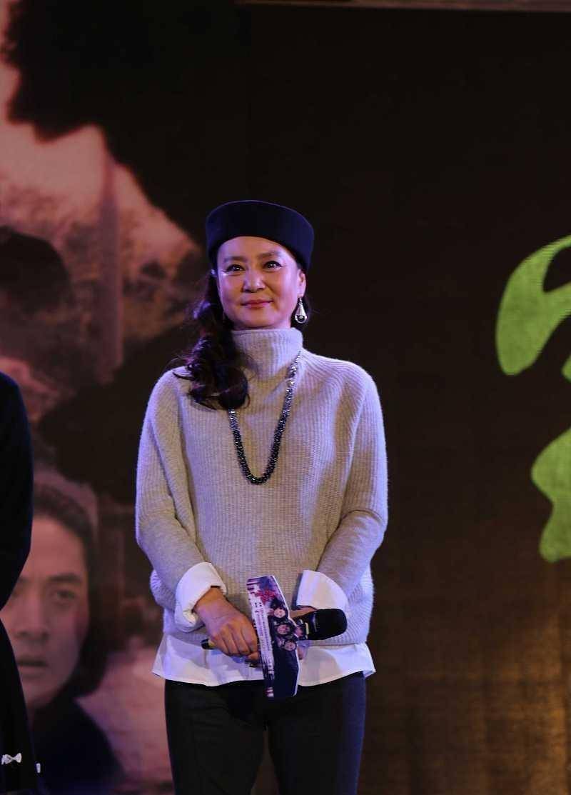 黑色 刘雪华独居生活让人羡慕，私下穿着朴素随性，但素颜状态暴露年龄