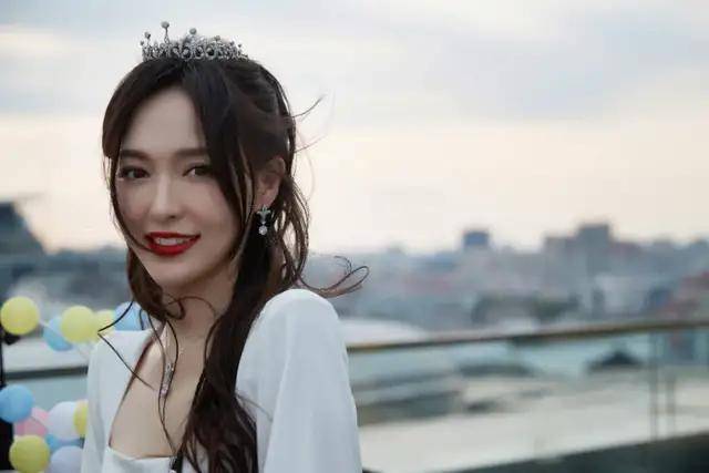 脸部失去“百亿刘海”，LISA还是人间芭比吗？