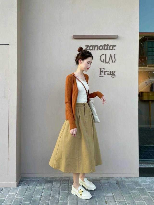 显得 25岁~30岁如何穿可甜可咸？针织开衫搭配短裤或半身裙，高级洋气