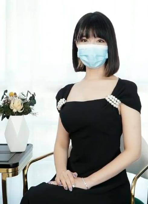 原创杭州郑女士真容曝光脱下口罩露脸直播曾一夜吸粉超过50万