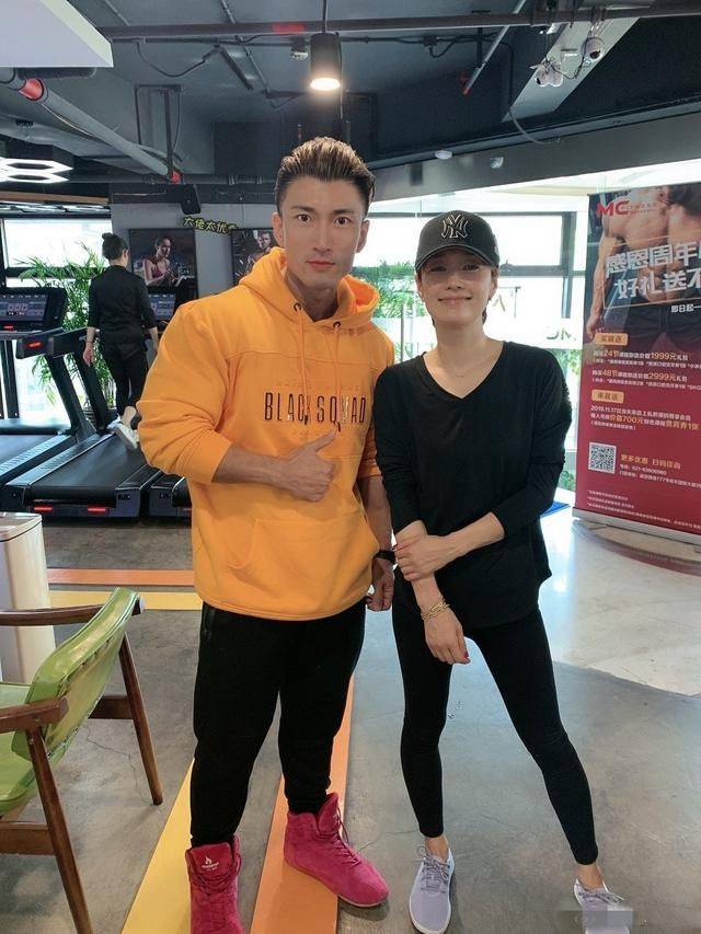 染红 马伊琍不修图脸部凹陷，本来就45岁再染红发，更像大婶了！