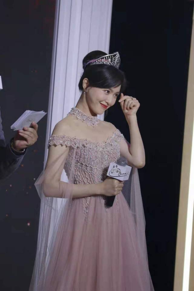 仙女 唐嫣真的是公主吧！穿碎钻仙女裙戴王冠贵气挡不住，幸福写在脸上