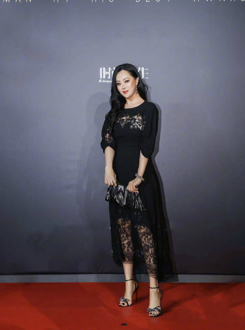 黑色 章小蕙真壕，戴的项链钻石一颗比一颗大，配黑色礼服贵妇范十足