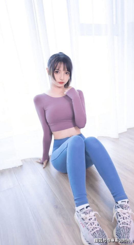 设计 小姐姐一套紫色穿搭惹人爱，可爱又动人，网友：真是深藏不露
