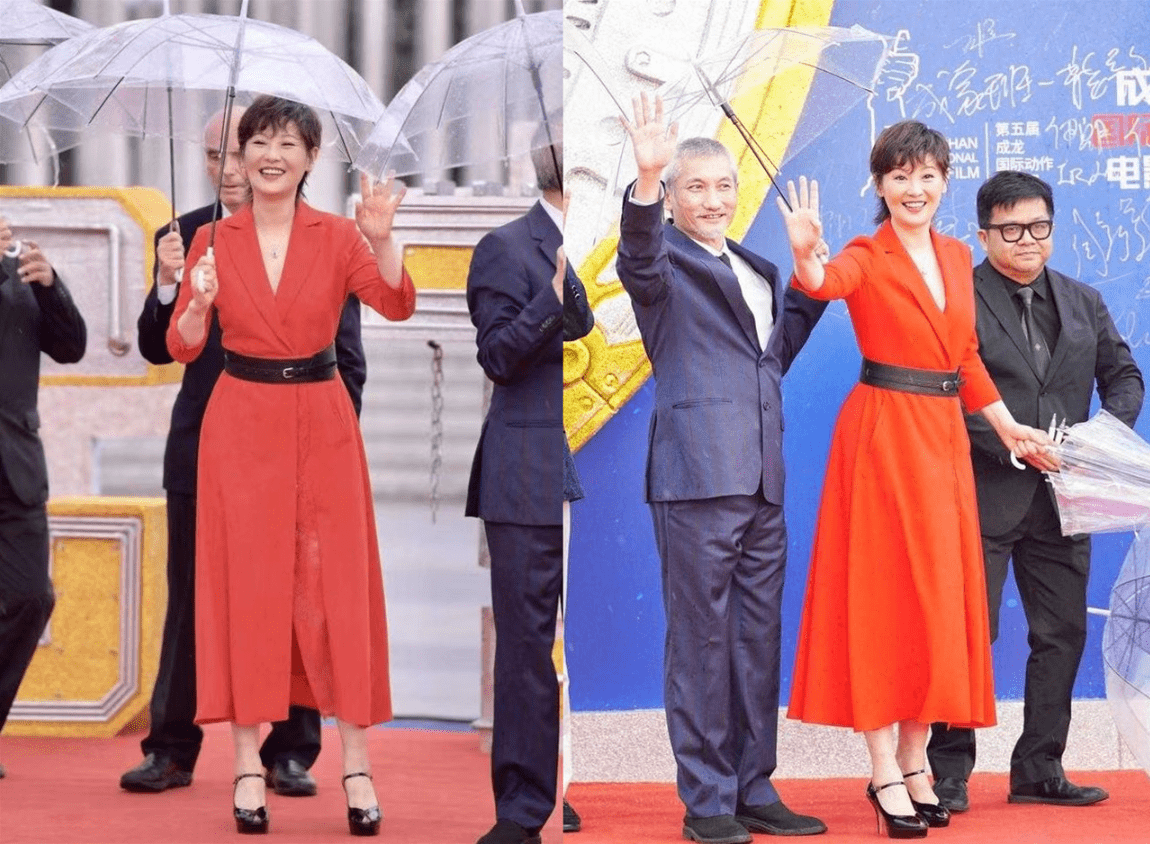 显得 徐帆老了也迷人,与张婧怡同台输了年纪不输气场,穿红裙是真的美
