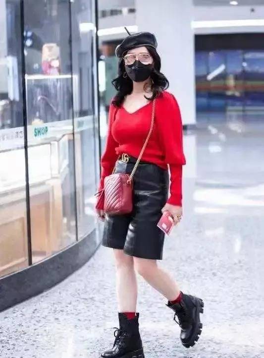 黑色 66岁赵雅芝穿得跟个小姑娘似的，红色毛衣配皮裤，就是鞋子也很潮